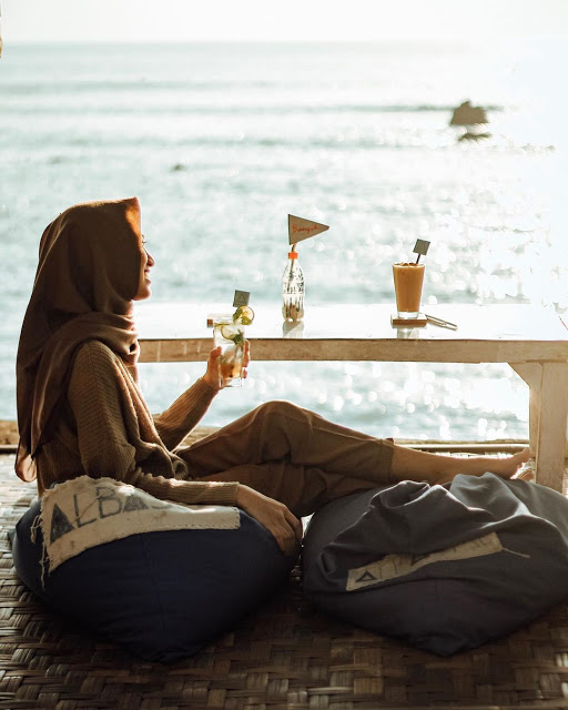 5 Tempat Nongkrong di Lampung yang Berlokasi di Pinggir Pantai, Nongkrong Makin Chill!