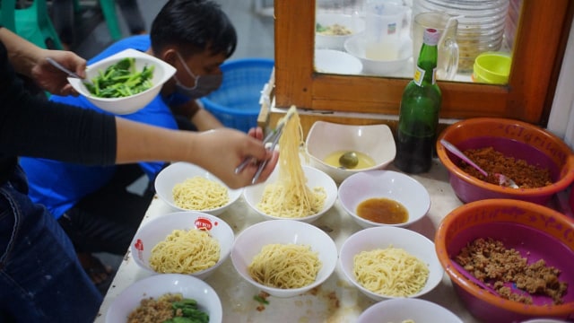 Mencicipi Mie Goceng, Mi Ayam Seharga Rp 5 Ribu dengan Berbagai Pilihan Topping