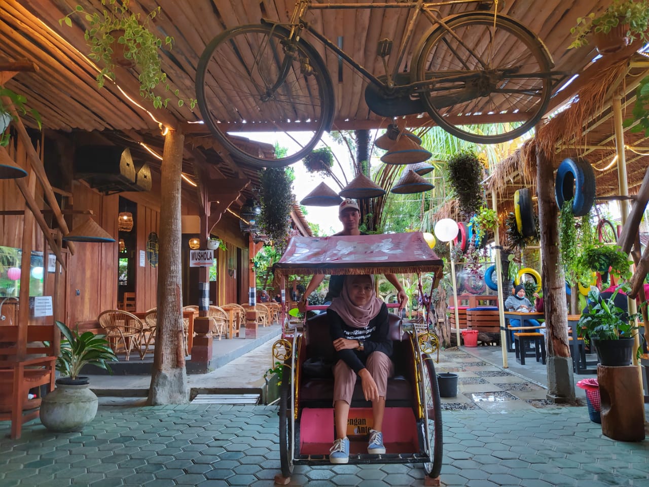 Waroeng Djoglo, Warung Makan dengan Nuansa Vintage di Karang Anyar, Lampung Selatan