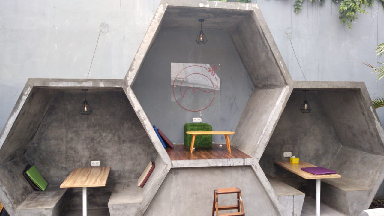 Coffee Market: Tempat Nongkrong dengan Spot Unik Berbentuk Hexagon yang Instagramable