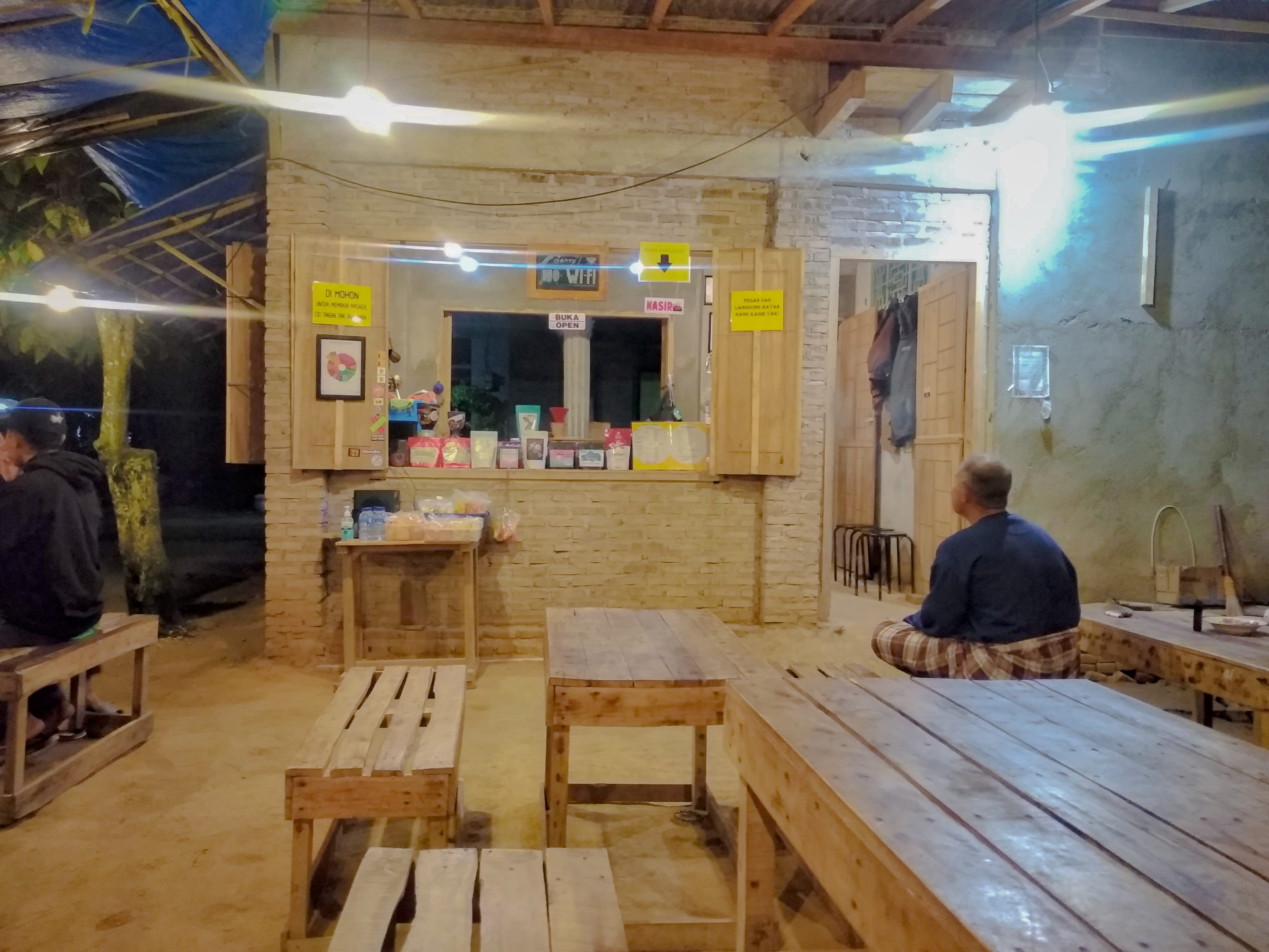 Teduhnya Nyeruput Wedang Kopi di Tengah Desa ala Warkop Brindil, Pringsewu