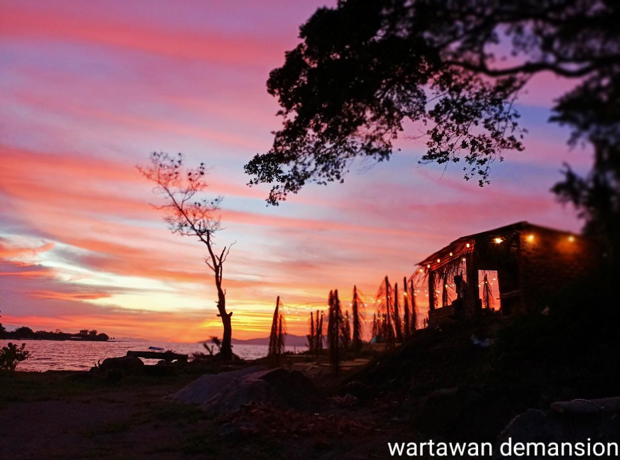 Pantai Wartawan Demansion: Hadirkan View Sunset dan Sunrise, Bonus Camping Ground yang Aesthetic