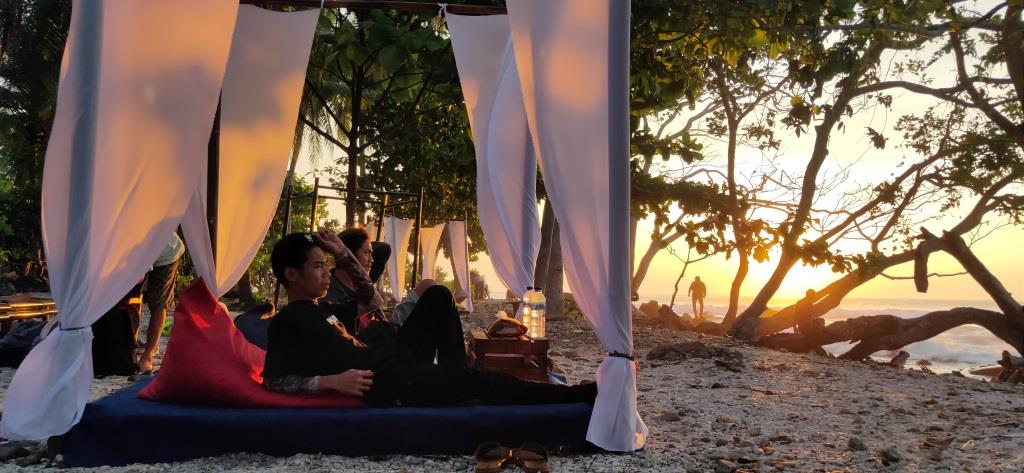 Pantai Semukuk: Tempat yang Asyik Buat Nyantai Menuhin ‘Vitamin Sea’