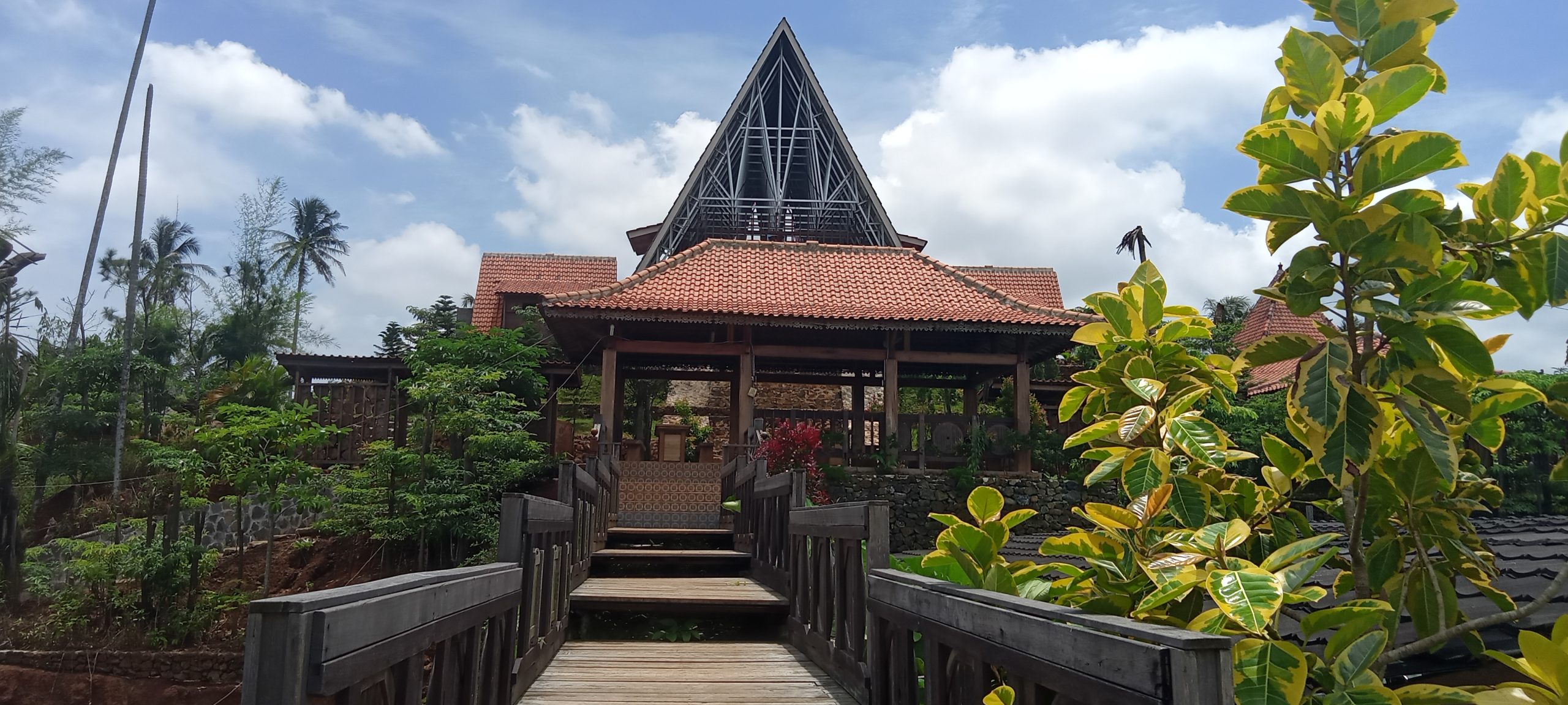 Randu Mas: Galeri Seni Kayu sebagai Taman Wisata Keluarga di Lampung Timur