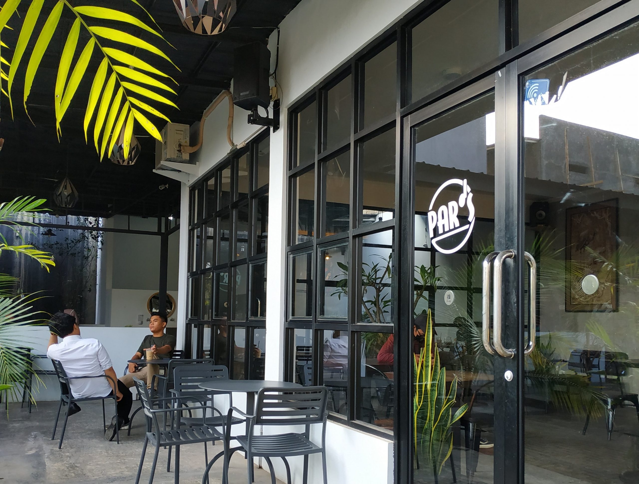 Par’s Life: Ngopi Santai dengan Konsep Homies dan Suasana Tropical Industrial