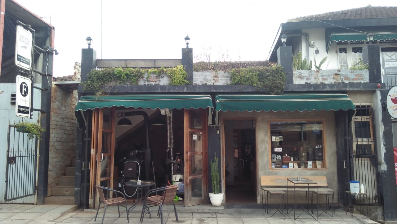 Flambojan Cafe: Tempat Ngopi Legendaris di Bandar Lampung yang Sajikan Kopi Sangrai Pilihan