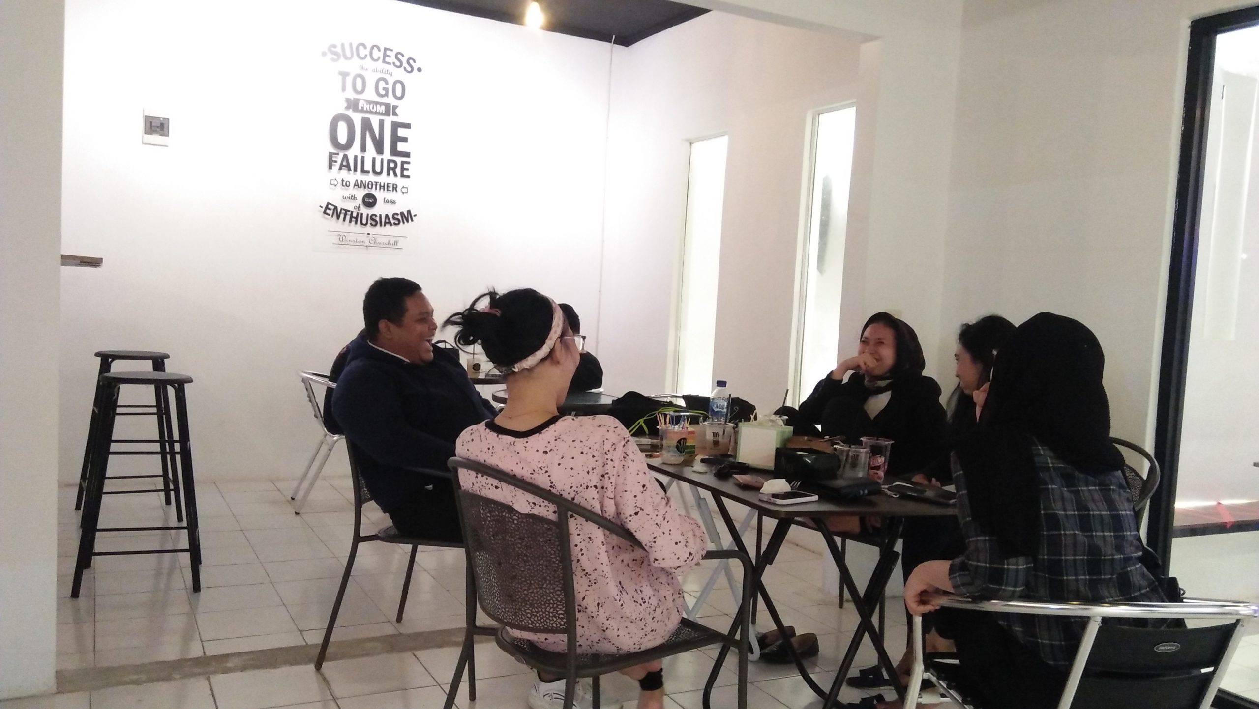 Cafe Warnmiex: Tempat Nongki Kekinian di Tengah Kota dengan Sajian Menu Unik