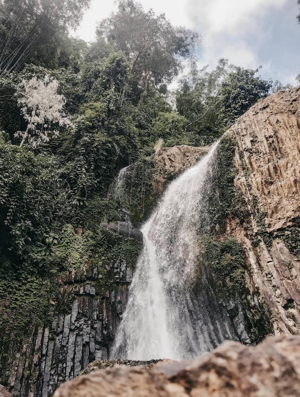 Air terjun lembah pelangi