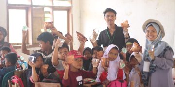 Potensial Indonesia: Komunitas Berbasis Pengabdian Masyarakat di Pesisir Barat