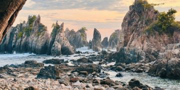 Pantai Gigi Hiu: Panorama Gugusan Batu Karang bak Surga Tersembunyi di Lampung