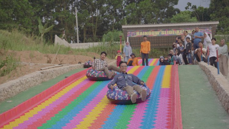 Asiknya Bermain Rainbow Slide, Pertama di Bandar Lampung