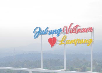 Jukung Vietnam Resto: Restoran View Bukit Bikin Kamu Betah