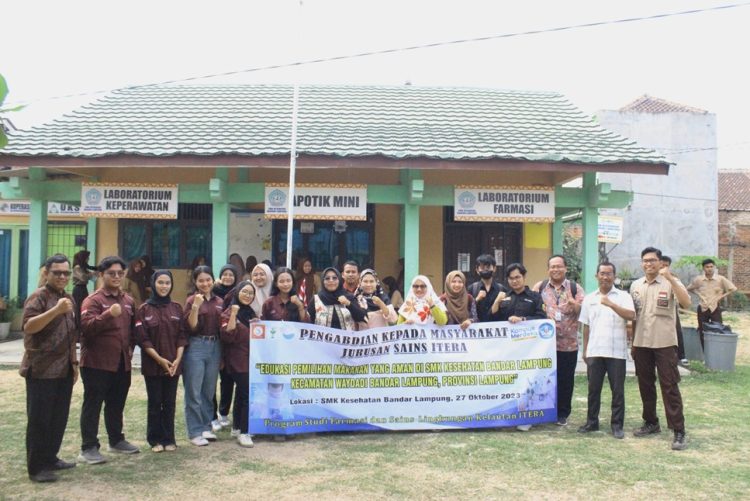 Civitas Akademika Farmasi dan Sains Lingkungan ITERA berikan Edukasi Pemilihan Makanan yang Aman di SMK Kesehatan Bandar Lampung Melalui kegiatan PKM